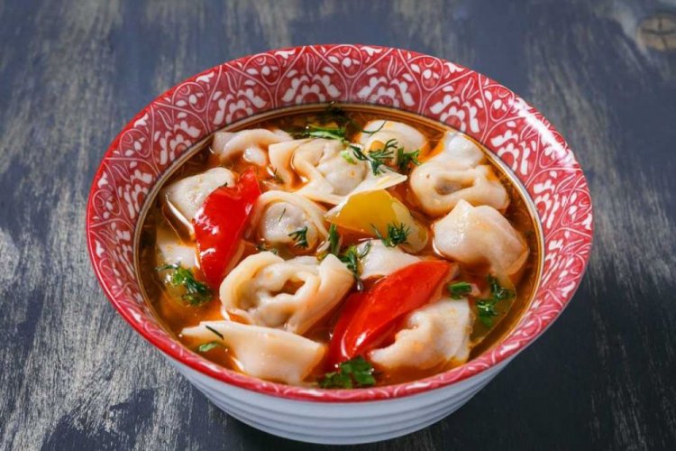 Чучвара в бульоне с болгарским перцем