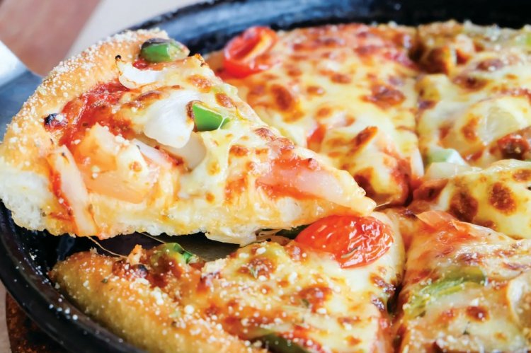 Пицца с моцареллой на сковороде