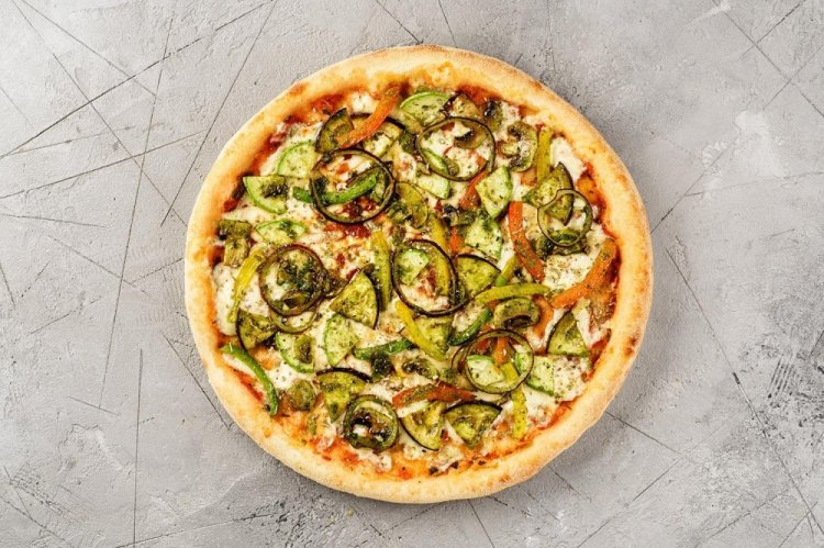 Пицца с моцареллой и овощами