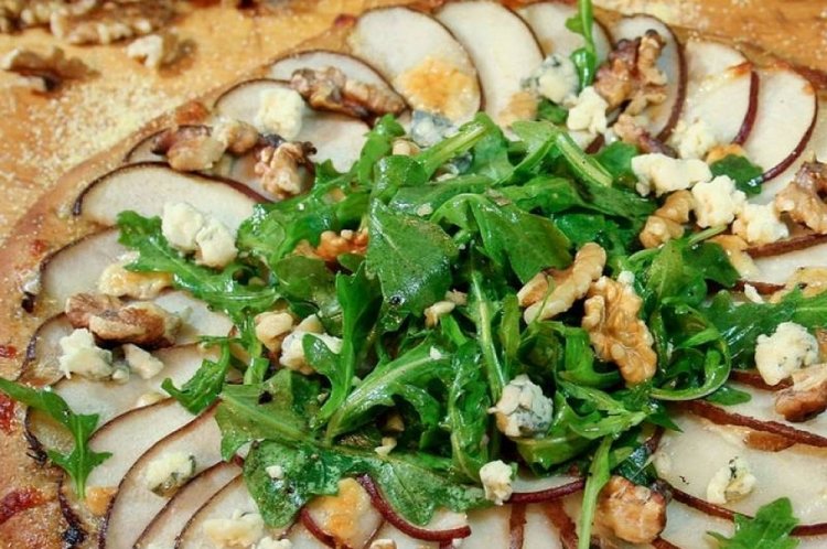 Пицца с моцареллой и грушей