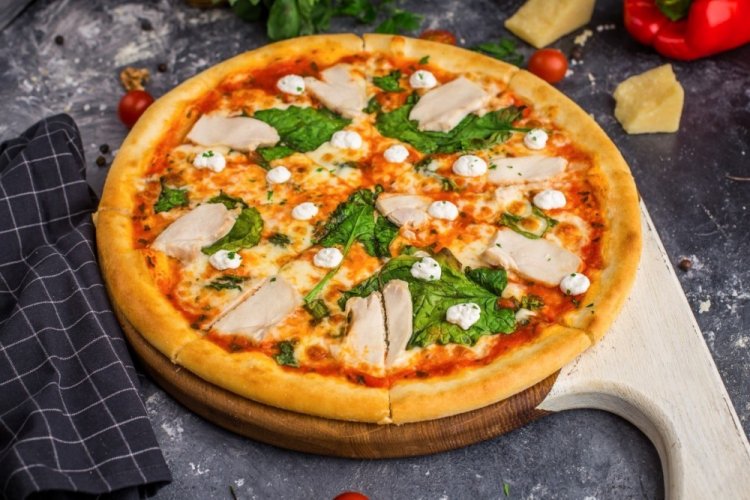 Пицца с курицей и моцареллой