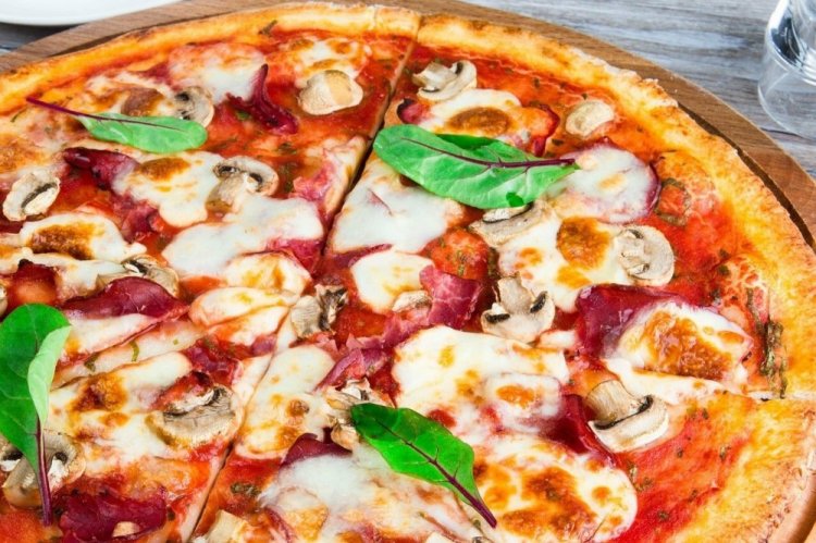 Пицца с грибами и моцареллой