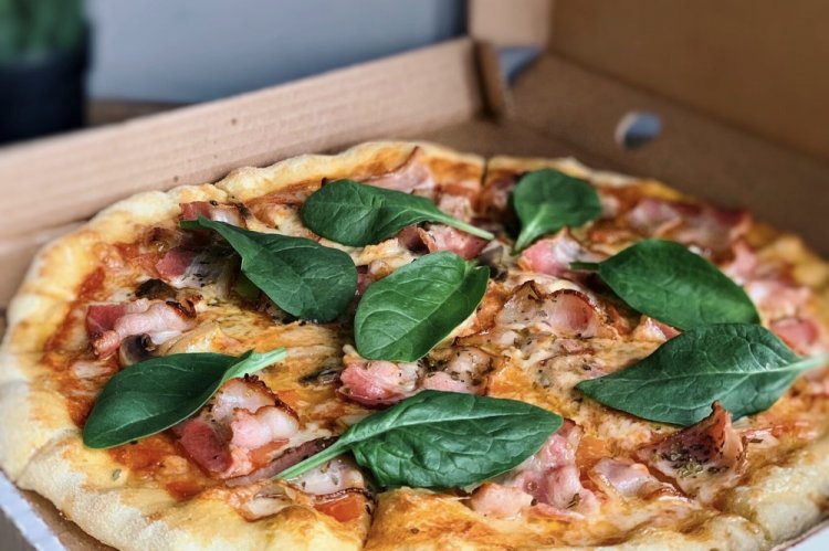 Пицца с беконом и моцареллой