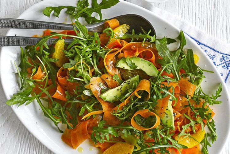 Салат с авокадо, морковью и апельсином