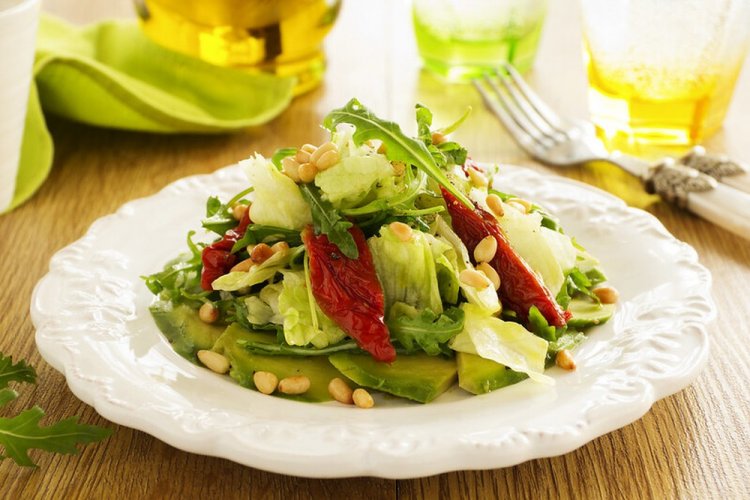 Салат с авокадо, вялеными помидорами и нутом