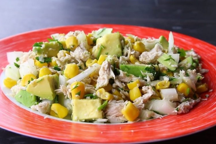 Салат с авокадо, курицей и кукурузой