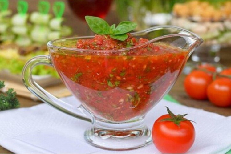 Соус из томатной пасты с чесноком и зеленью