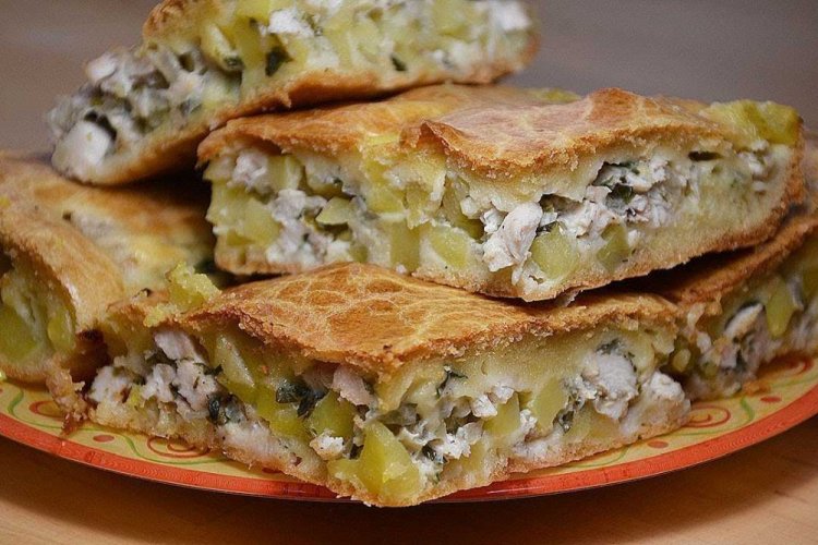 Пирог с картошкой и копченой курицей на сковороде