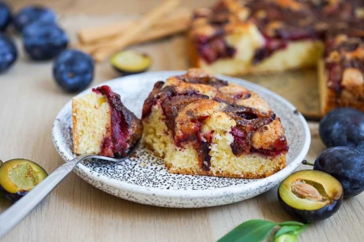 Пирог со сливами на сковороде