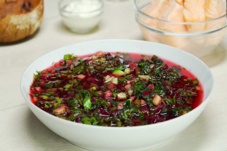 Свекольный суп с крапивой