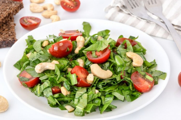 Салат из помидоров черри с щавелем и кешью