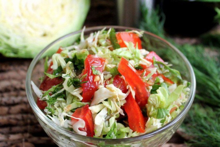 Салат из молодой капусты с помидорами и щавелем