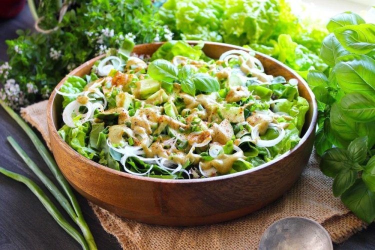 Салат из копченой курицы с щавелем, огурцами и зеленью