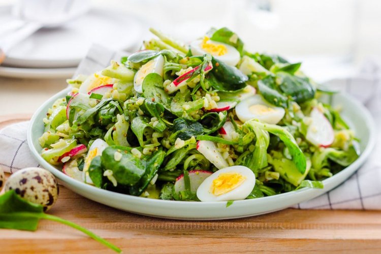 Салат с рисом, перепелиными яйцами, редиской и свежей зеленью