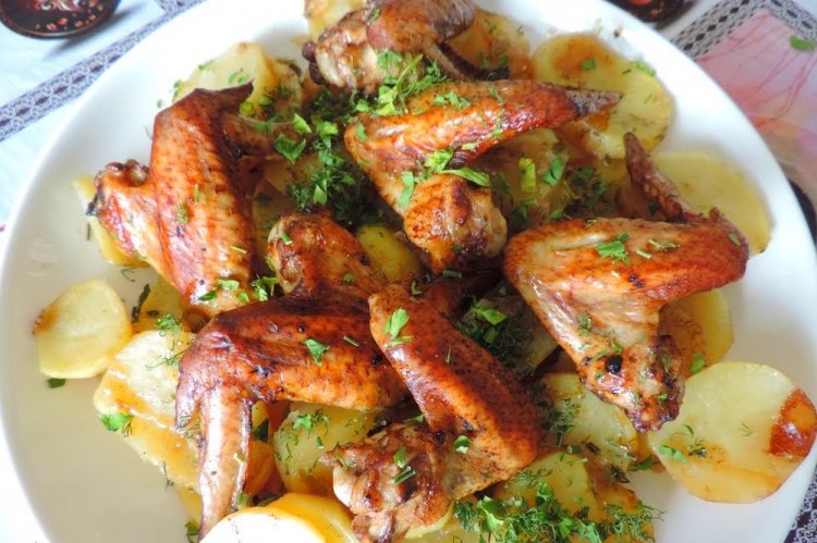Куриные крылышки с картошкой в фольге
