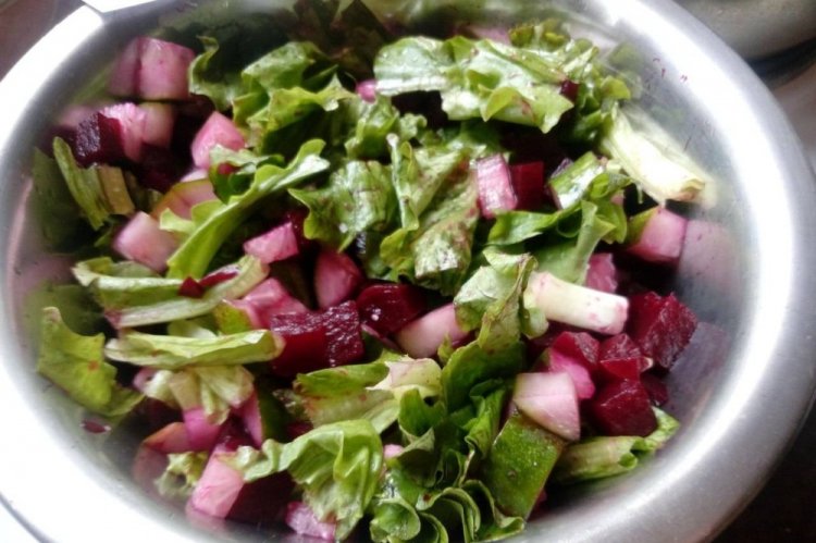 Салат из свекольной ботвы