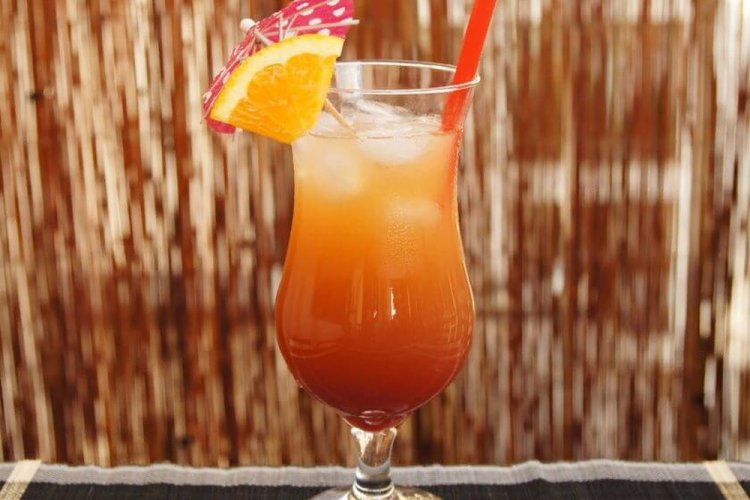 Секс на пляже с ромом