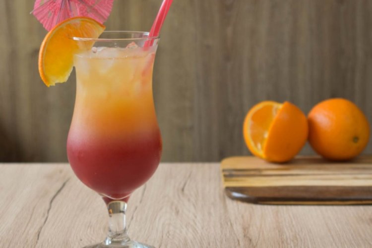 Секс на пляже с вишневым соком