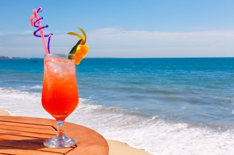 Секс на пляже с клюквенным морсом