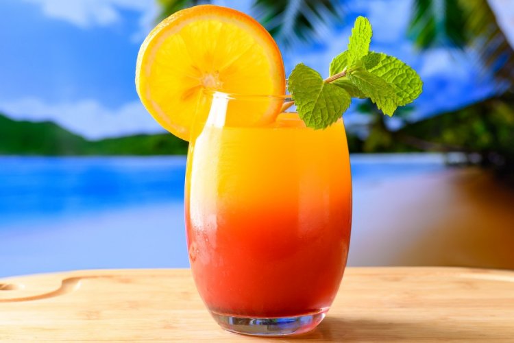 Секс на пляже с ананасовым соком