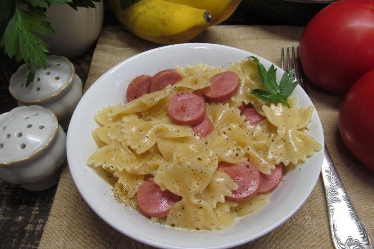 Макароны с сосисками на сковороде