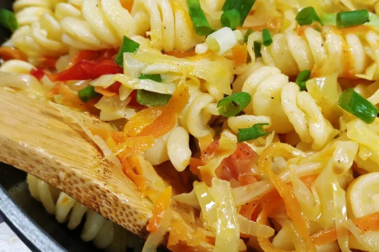 Макароны с сосисками и капустой