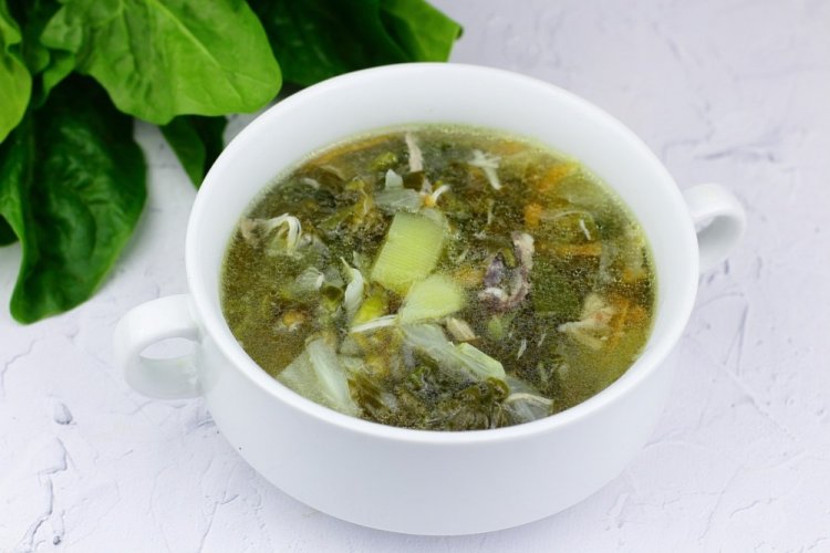 Суп с капустой, щавелем и шпинатом