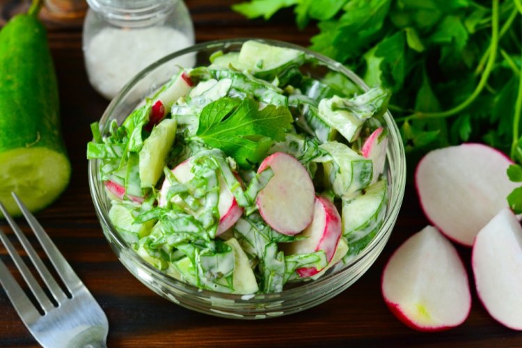 Салат со щавелем, огурцом и редиской