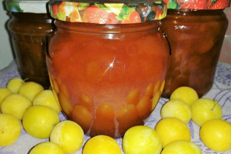 Желтая слива в собственном соку