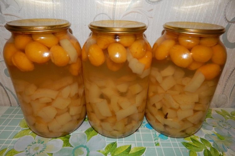 Компот из желтой сливы и яблок