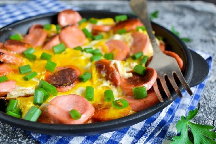 Яичница с колбасой и зеленым луком