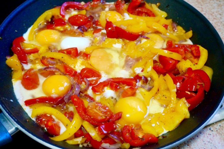 Яичница с колбасой в микроволновке