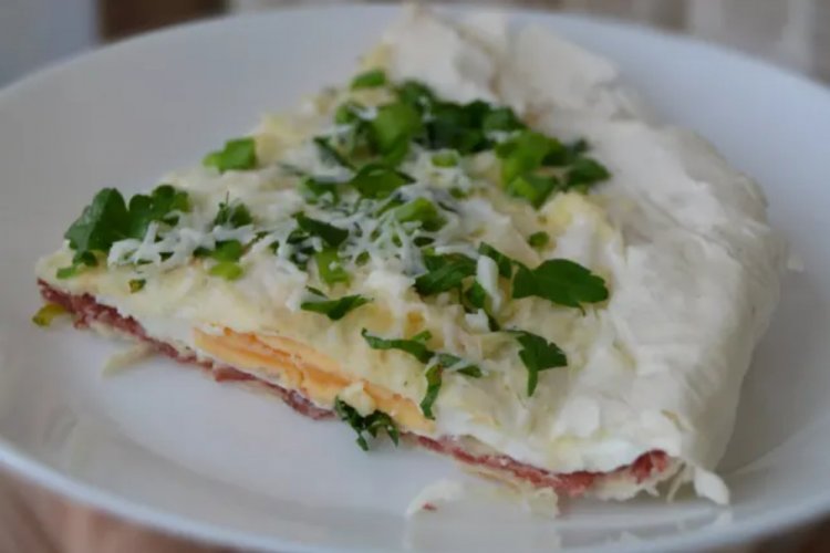 Яичница с колбасой в лаваше