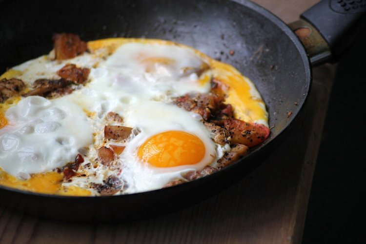 Яичница с колбасой и шампиньонами