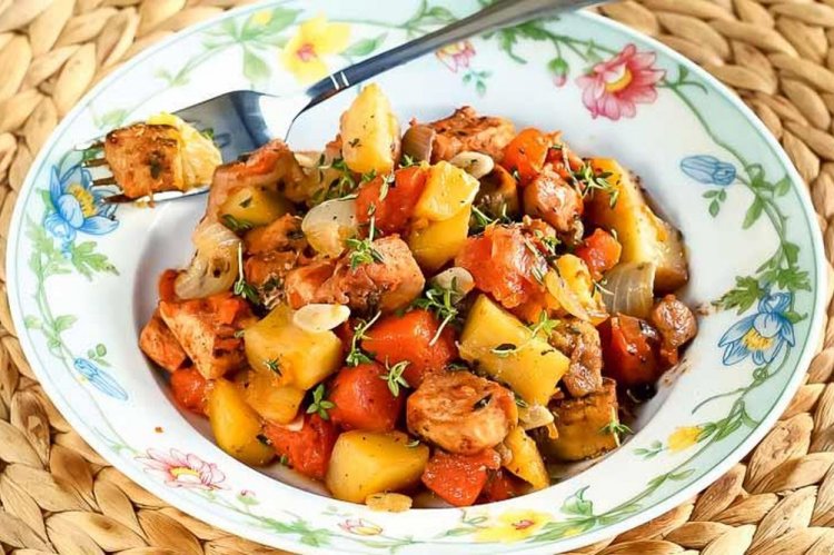 Гуляш из индейки и овощей с подливкой