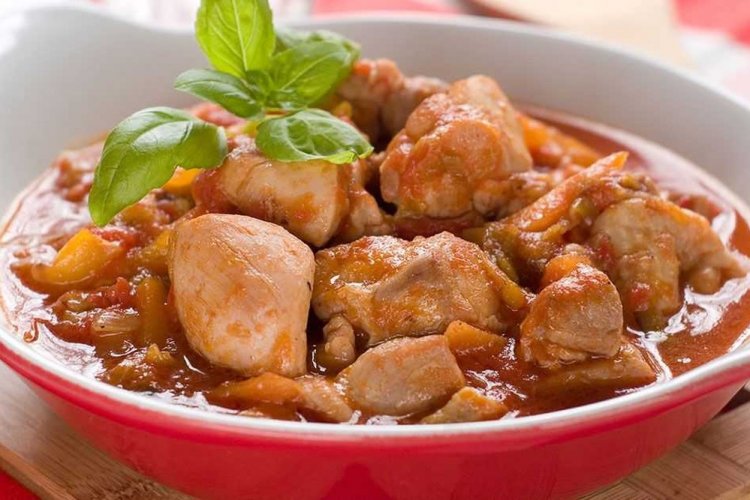 Гуляш из индейки со свежими помидорами и подливкой