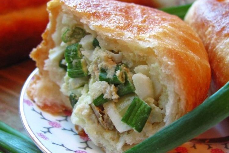 С мясом, яйцом и зеленым луком