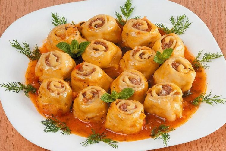 Ленивые пельмени в томатном соусе на сковороде