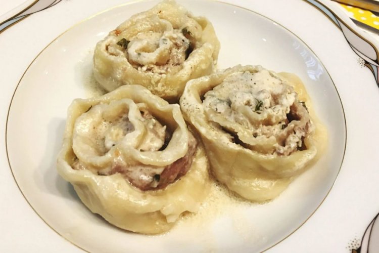 Ленивые пельмени с говяжьим фаршем в чесночно-сливочном соусе