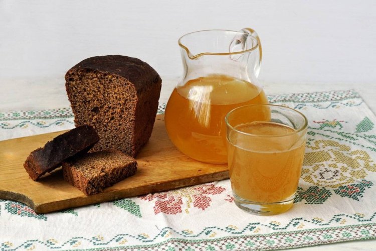 Квас из ржаного хлеба на дрожжах
