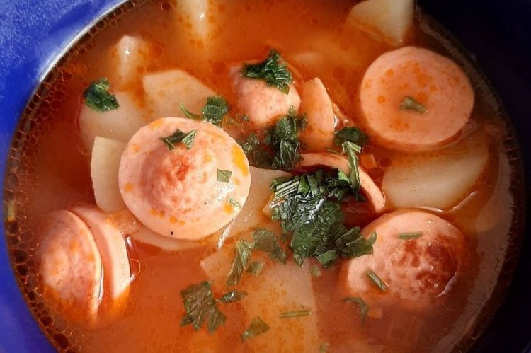 Томатный суп с сосисками