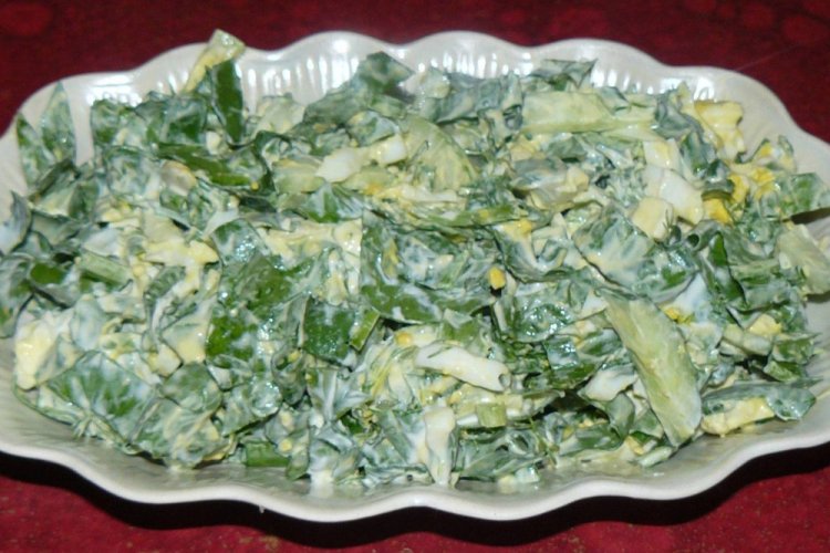 Салат со шпинатом и яйцами