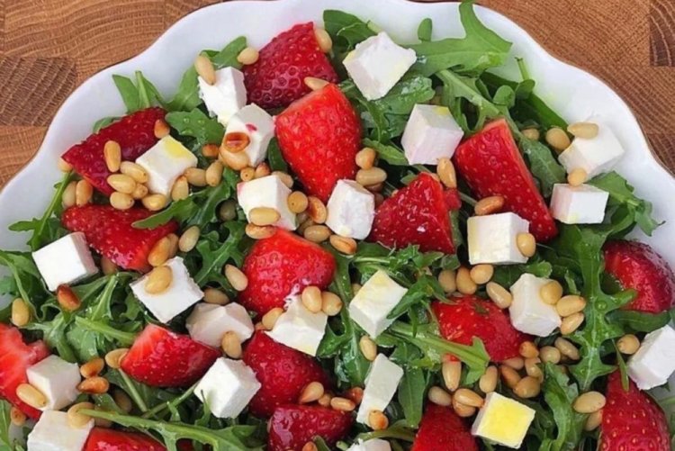 Салат с клубникой и фетой