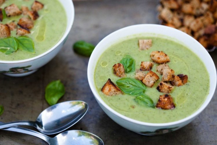 Летний суп с кабачками и шпинатом