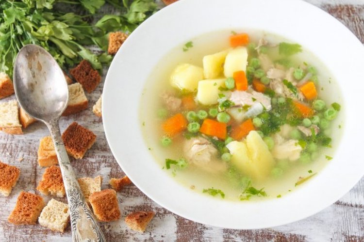 Летний суп с зеленым горошком