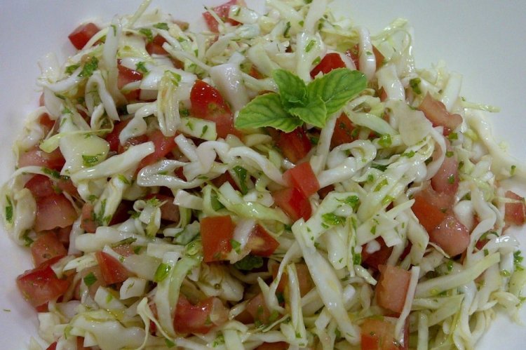 Салат из молодой капусты с черной смородиной