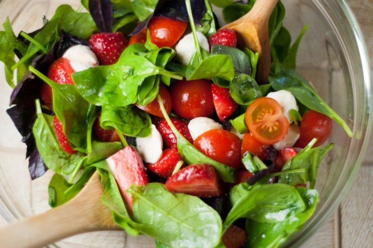 Салат с клубникой и базиликом