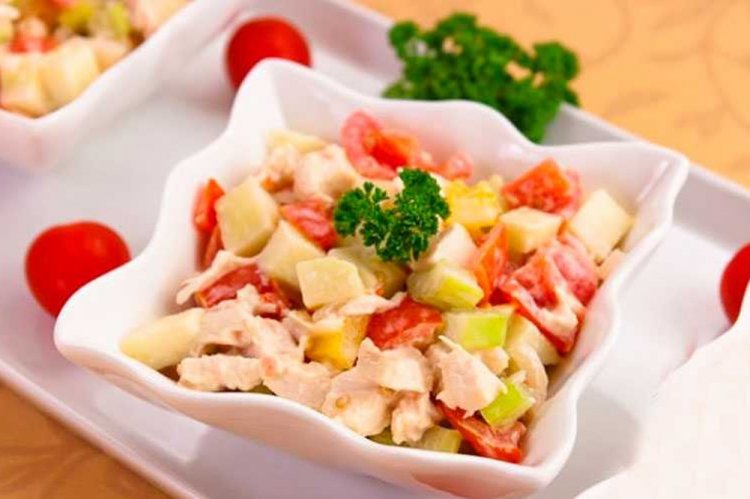 Салат с курицей, яблоками и болгарским перцем