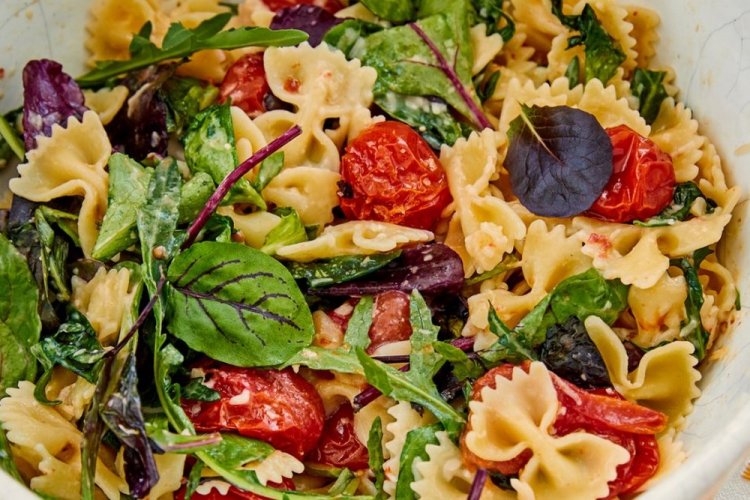 Салат с макаронами и овощами