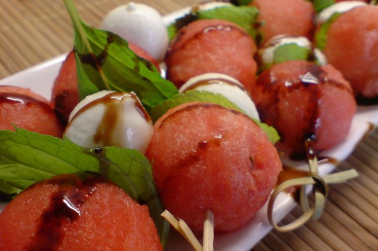 Летняя закуска из арбуза и моцареллы